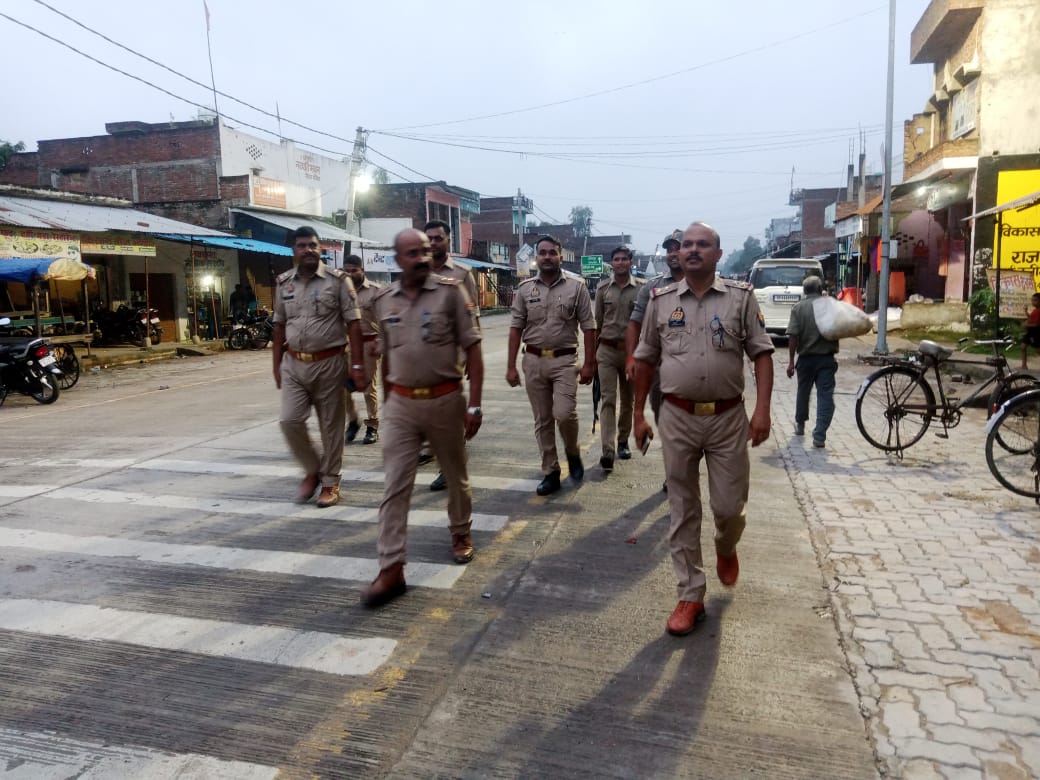 जनपद में शान्ति एव कानून व्यवस्था के दृष्टिगत #SP_STR के निर्देशानुसार जनपद के थाना धनपतगंज पुलिस द्वारा पर्याप्त पुलिस बल के साथ प्रमुख स्थानों/बाजारों पर पैदल गस्त कर आमजन में सुरक्षा का अहसास कराया गया। #UPPolice