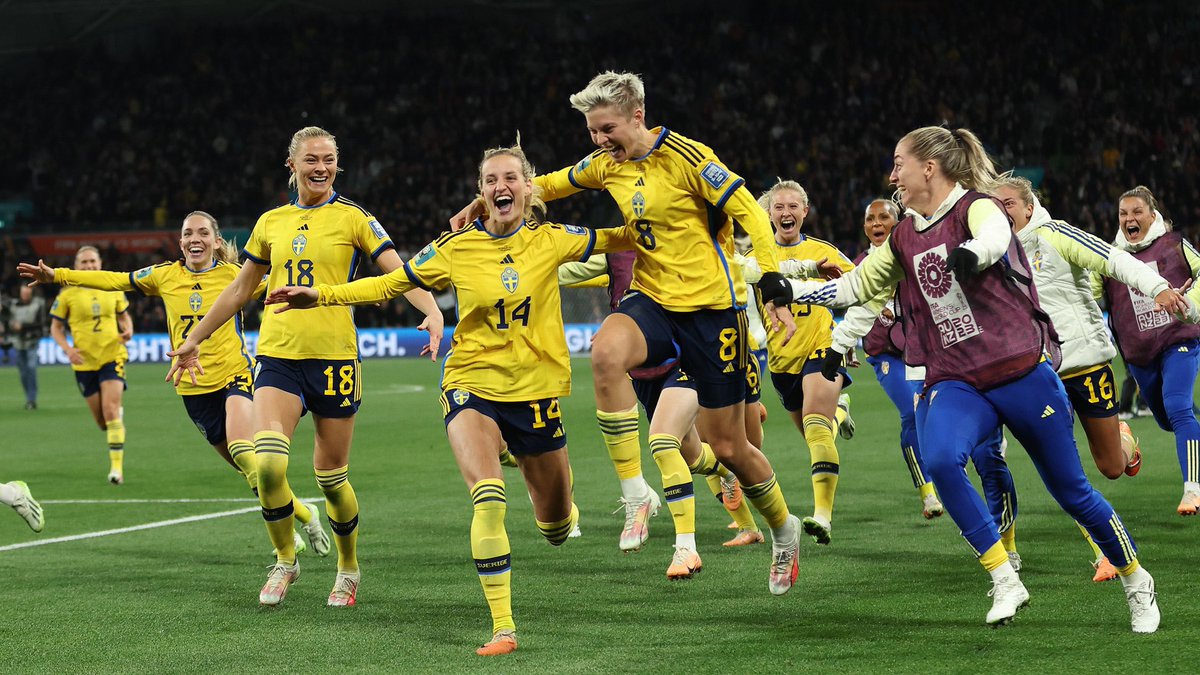 Well, with the Copper Queens back in 🇿🇲 I guess I have to focus on this team! 😊

After an unbelievable drama, 🇸🇪 beat 🇺🇸 today and are through to the Quarterfinals against 🇯🇵 on Friday! 

Heja Sverige!! 👍🏼💪🏼🇸🇪⚽️