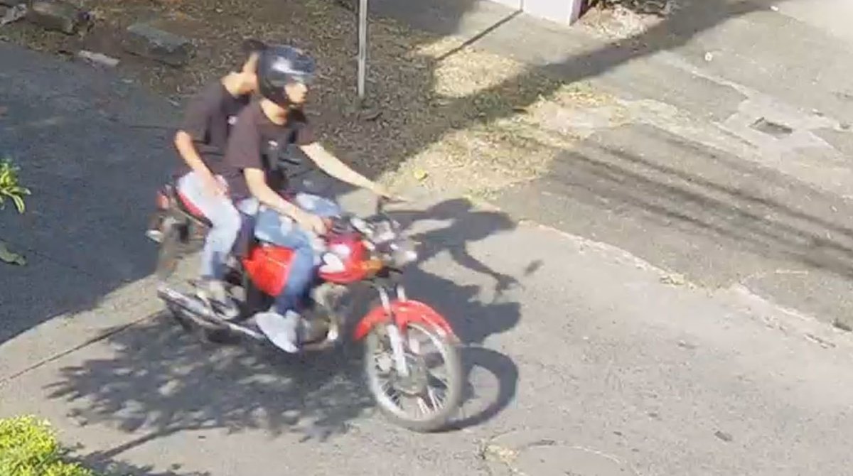 LaRomicita13's tweet photo. Auxilioooooo

Estas bellezas le robaron la moto a mi hermana
Ayúdenme cualquier info de la moto a difundir 
Placa DJB30F
@EnterateCali @calioknoticias @TwiterosCali 

Por favor 
Cualquier info 🙏🏻🙏🏻
Es la herramienta de trabajo de mi hermana
Cali cada vez peor😭😭😭 https://t.co/1kzmwYrF71