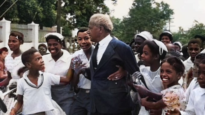AfricanArchives's tweet photo. 61 years ago today, Jamaica gained its independence from British after over 300 years of slavery and exploitation.

It remains as an independent domininon within the British Commonwealth and the King remains the Head of State.

THREAD https://t.co/skeNNRKnLu