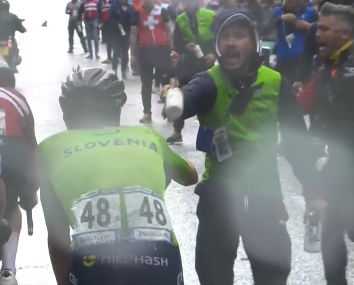 ammattipyoraily's tweet photo. 🌈#GlasgowScotland2023, M Elite RR (271.1 km)

 EN commentators were talking about bottle guy resembling Roglic. https://t.co/Vtmwat3pkD