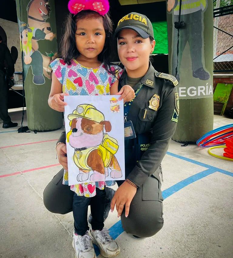 PoliciaGuainia's tweet image. ✅️El grupo de prevención y Educación ciudadana  #PRECI, realiza campañas educativas en el municipio de #Inírida, llevando alegría y diversión a los niños, niñas y adolescentes.👦🏼👧👨‍🦰 #JuntosPorlasNiñez