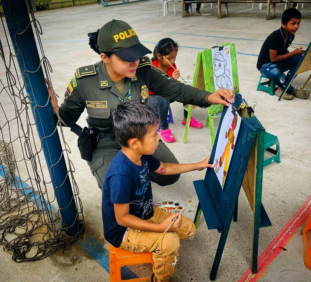 PoliciaGuainia's tweet image. ✅️El grupo de prevención y Educación ciudadana  #PRECI, realiza campañas educativas en el municipio de #Inírida, llevando alegría y diversión a los niños, niñas y adolescentes.👦🏼👧👨‍🦰 #JuntosPorlasNiñez