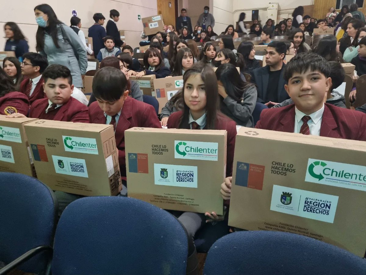 Chilenter's tweet photo. ¡Feliz Día de la Niñez! 🥳

Somos conscientes de que la tecnología y la conectividad juegan un papel fundamental en el desarrollo de los niños y niñas, por eso desde Fundación Chilenter trabajamos para que todos ellos puedan acceder a estos recursos. 💻📱 https://t.co/pjZAZAk6v4