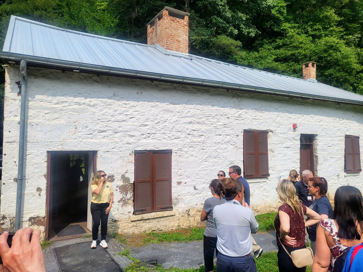 WriterKalina's tweet photo. Attention outdoor enthusiasts. Did you know that you can stay in an old #lockhouse in a national park #MongomeryCountyMd? #Maryland https://t.co/ez50zn53Vc