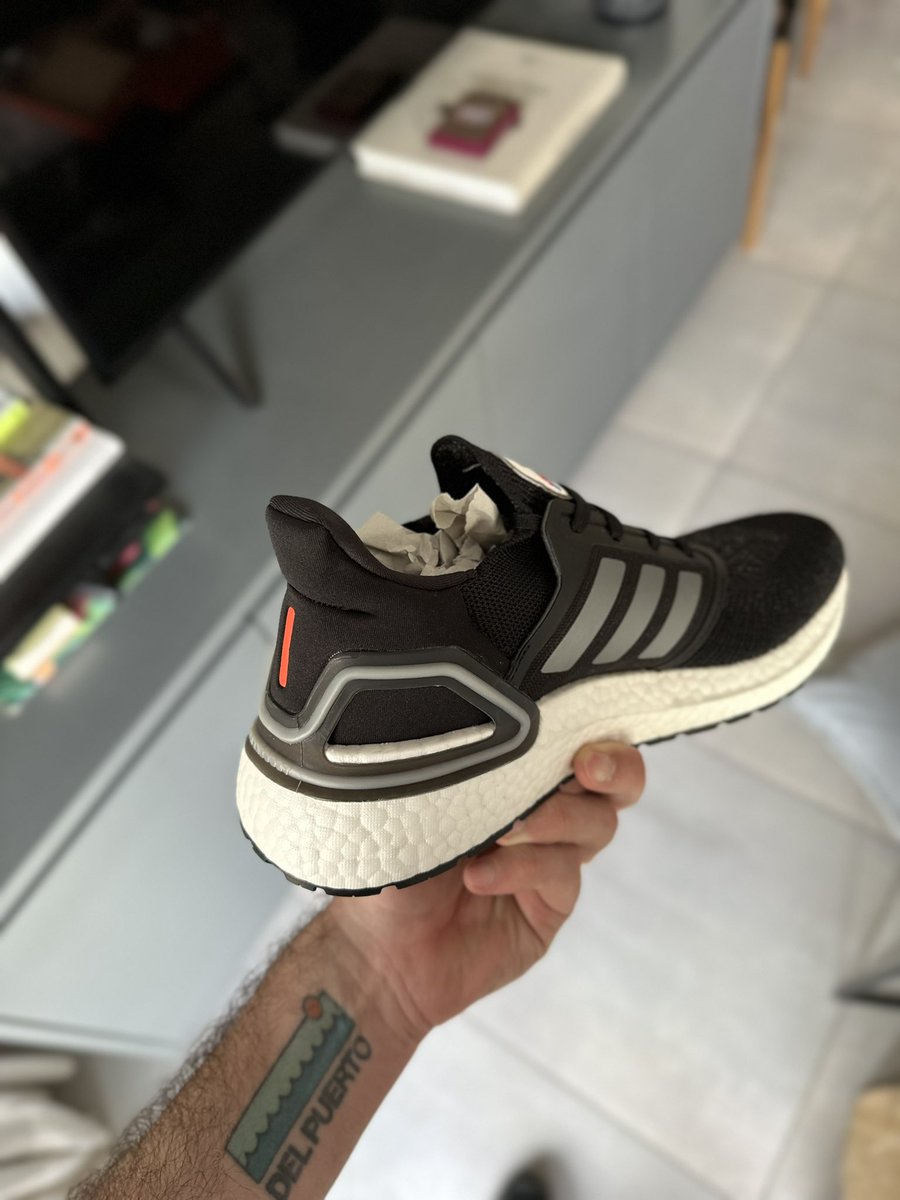 marianozarate's tweet image. Adidas NASA Ultraboost desde China 🇨🇳 directo a la puerta de casa después de 19000 horas de tutoriales por $45: