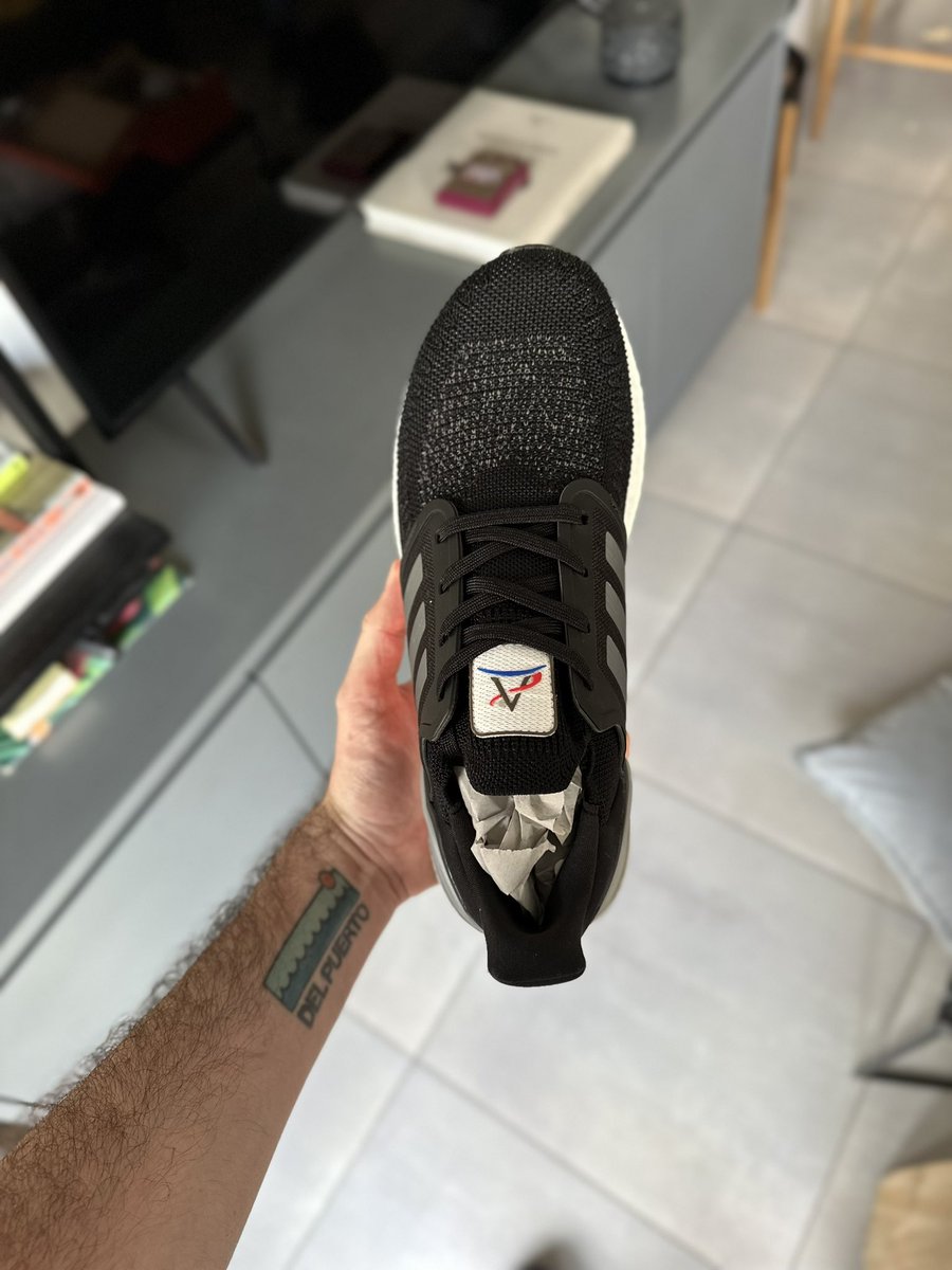marianozarate's tweet image. Adidas NASA Ultraboost desde China 🇨🇳 directo a la puerta de casa después de 19000 horas de tutoriales por $45: