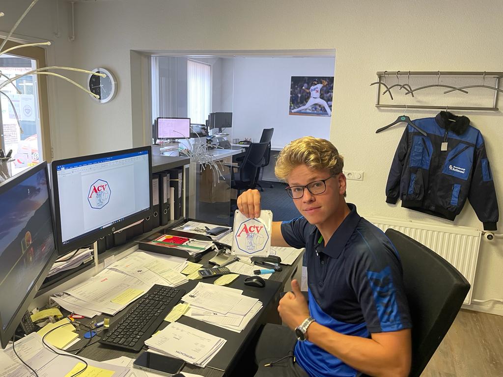 1_jo23's tweet photo. Voorbereiding nieuwe seizoen in volle gang.
Samen met de hoofdsponsor Bouwbedrijf Rotteveel wordt de kleding voor het team weer bedrukt en klaargemaakt voor het seizoen. https://t.co/BC46ZV722X