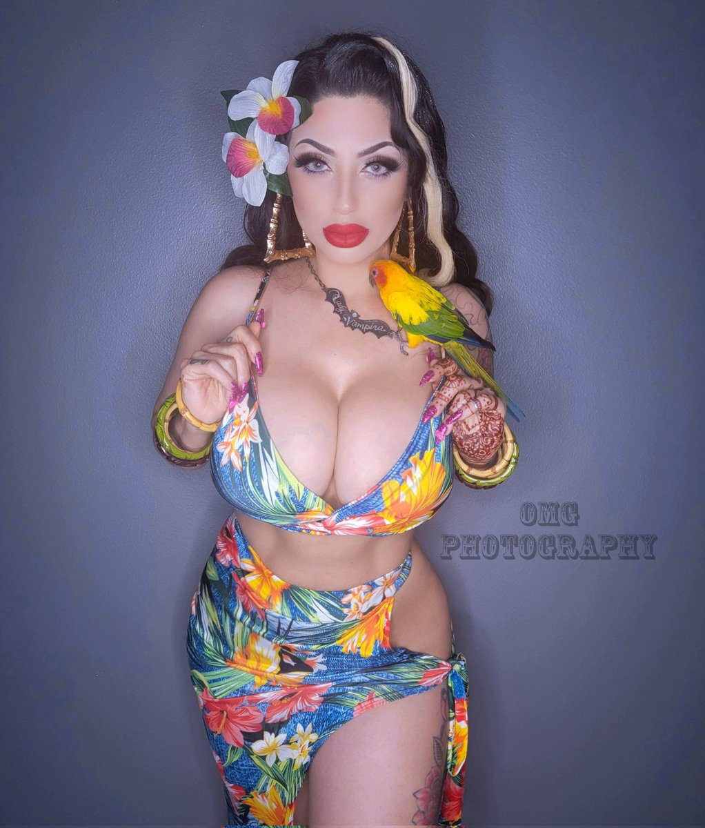 _LadyVampira's tweet photo. ✨️💎 🌺 Sunshine Bliss 🌺 💎✨️
📸 @omg___photography
#ladyvampira #ladyvamp #lv #pinup #pinupgirl #tikipinup #pinupmodel #pinupstyle #pinuplife #rockabilly #rockabillygirl #vintagestyle #pinupbabe #tattooedpinup #pinupgram #curvypinup #vegan https://t.co/rCeXyrxS3X