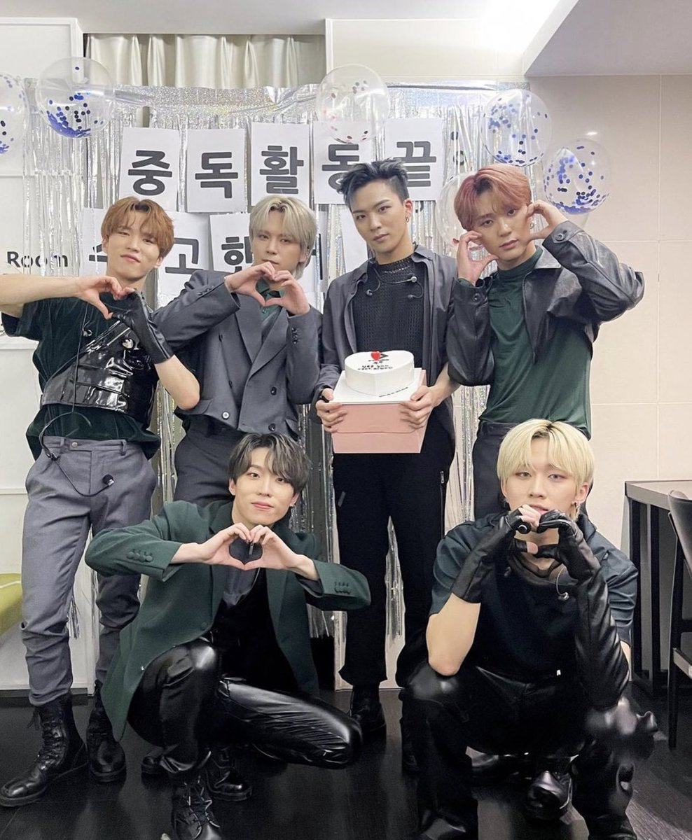 Daily_DCrunch's tweet photo. I miss them and their music so much😭💔 https://t.co/sTEKWAsbVy