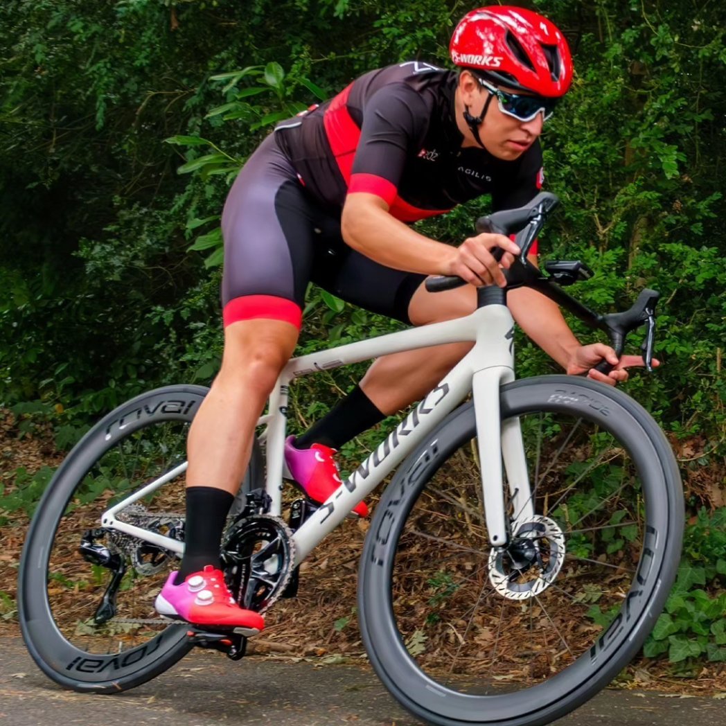Brand new S-Works Tarmac SL8 🔥

Incredibly privileged to have been one of very few to ride this bike prior to launch! It's super fast 💥 

Check it out here tredz.co.uk/help-advice/gu…

📷 <a href="/TredzBikes/">Tredz</a>