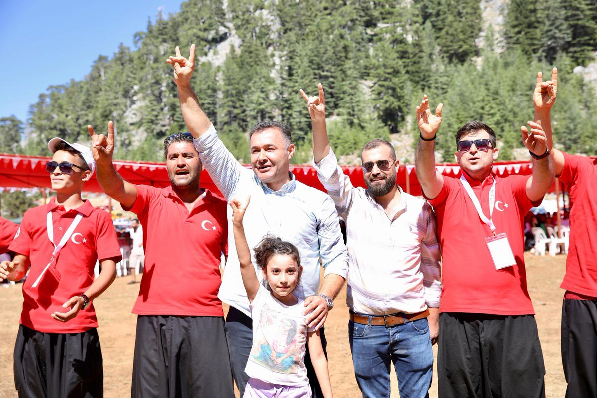 AdemMuratYucel's tweet photo. Toroslardayız 🇹🇷

Gümüşkavak Yardımlaşma ve Dayanışma Derneği’nin düzenlediği 6. Kızılova Yayla Şenlikleri’ne katıldık, Torosların yiğit evlatları ile bir kez daha bir araya geldik. 

Alanya’mızın yayla kültürünü yaşatan ve böyle güzel bir organizasyona ev sahipliği yapan Gümüşkavak Muhtarımız ve dernek başkanımız Yücel Sezel ve yönetimine teşekkür ediyorum. 

Birliğimiz daim olsun…