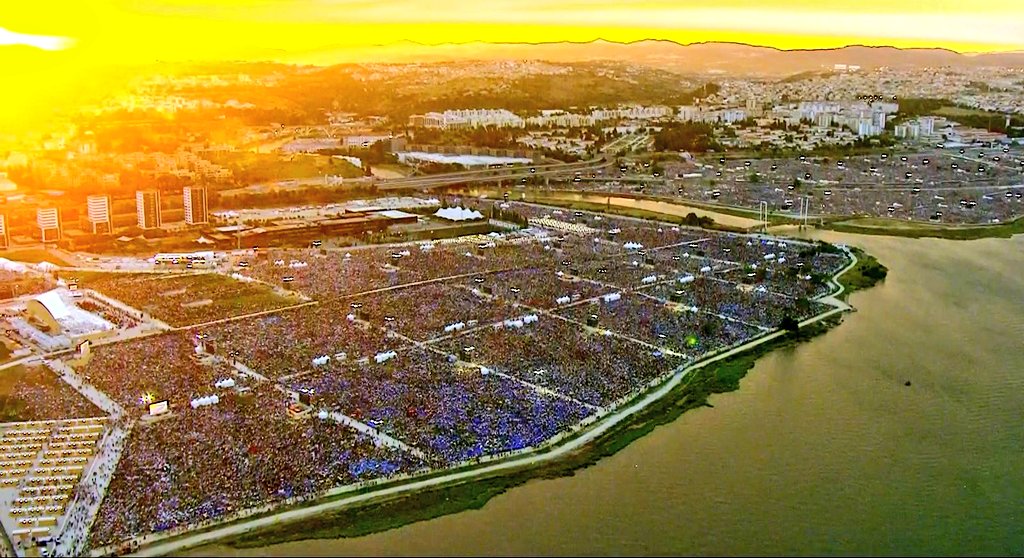 ¿Quién tiene un poder de convocatoria igual? Un millón y medio de jóvenes de todas las naciones unidos por una única fe. La fe en Jesucristo. Dios no abandona a su pueblo, a pesar de los pesares.