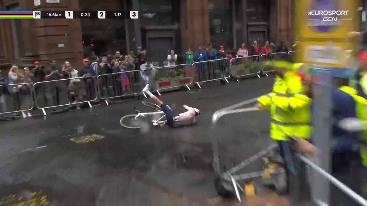 LeGruppetto's tweet photo. CHUTE DE MATHIEU VAN DER POEL DANS UN VIRAGE ! Le Néerlandais repart en tête mais semble un peu sonné ! #GlasgowScotland2023 https://t.co/Y9dqwa85kE