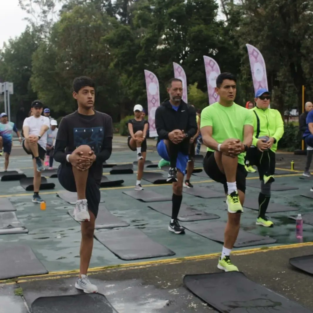 CorreCDMX's tweet photo. Afinando coordinación y resistencia 🤸‍♂️🤸‍♀️

El coach Frank Martinez y pacers oficiales de Garmin guiaron uno de los últimos entrenamientos rumbo al Maratón de la Ciudad de México Telcel 2023, los runners se prepararon desde las 6:30 am.

¡Qué gran esfuerzo! 👏 https://t.co/v6j0NJY0ob