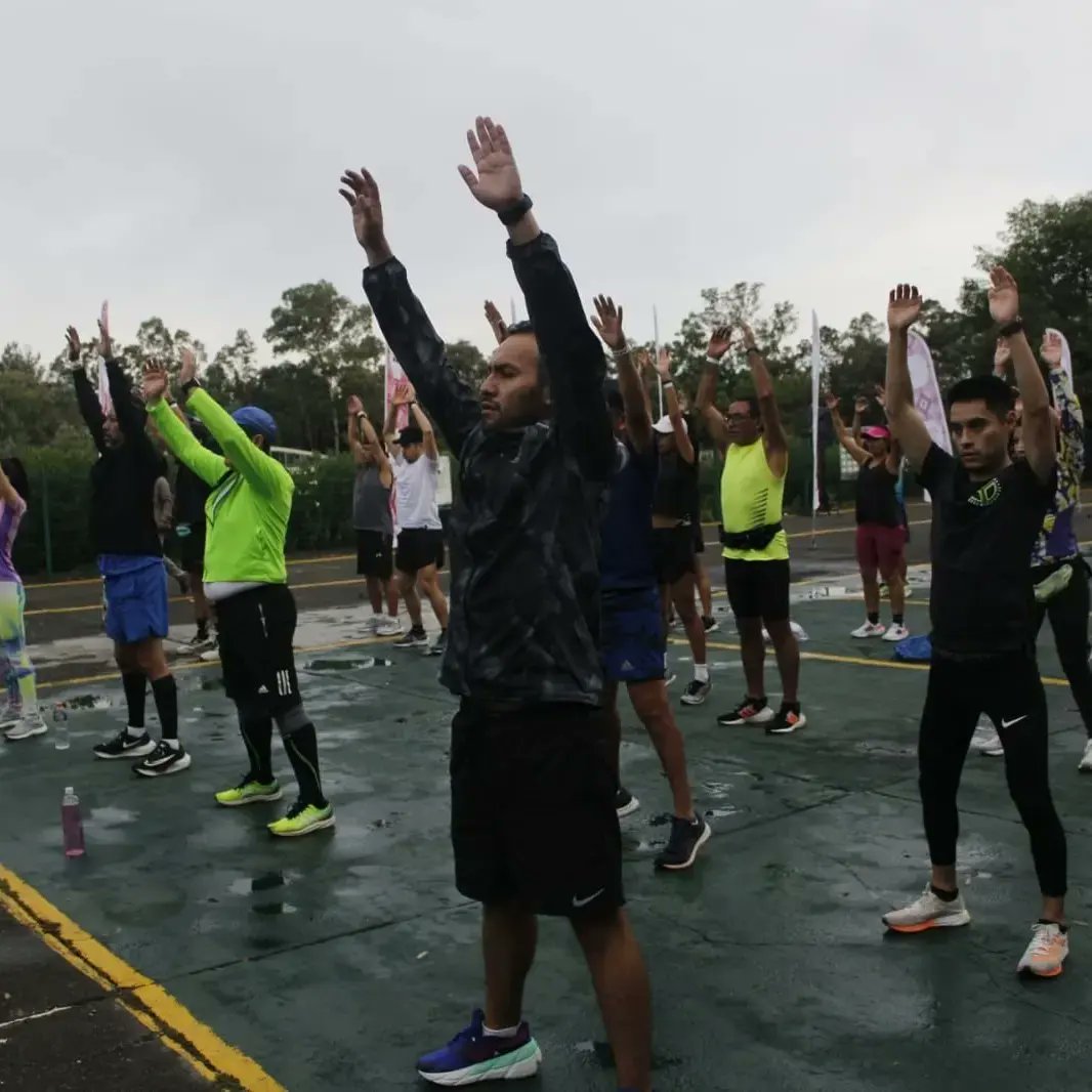 CorreCDMX's tweet photo. Afinando coordinación y resistencia 🤸‍♂️🤸‍♀️

El coach Frank Martinez y pacers oficiales de Garmin guiaron uno de los últimos entrenamientos rumbo al Maratón de la Ciudad de México Telcel 2023, los runners se prepararon desde las 6:30 am.

¡Qué gran esfuerzo! 👏 https://t.co/v6j0NJY0ob