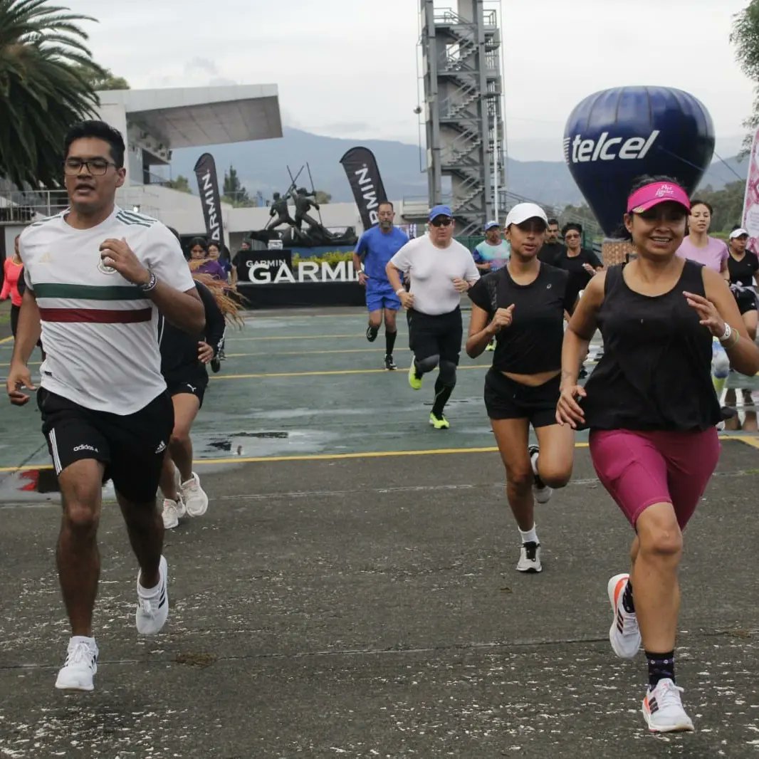 CorreCDMX's tweet photo. Afinando coordinación y resistencia 🤸‍♂️🤸‍♀️

El coach Frank Martinez y pacers oficiales de Garmin guiaron uno de los últimos entrenamientos rumbo al Maratón de la Ciudad de México Telcel 2023, los runners se prepararon desde las 6:30 am.

¡Qué gran esfuerzo! 👏 https://t.co/v6j0NJY0ob
