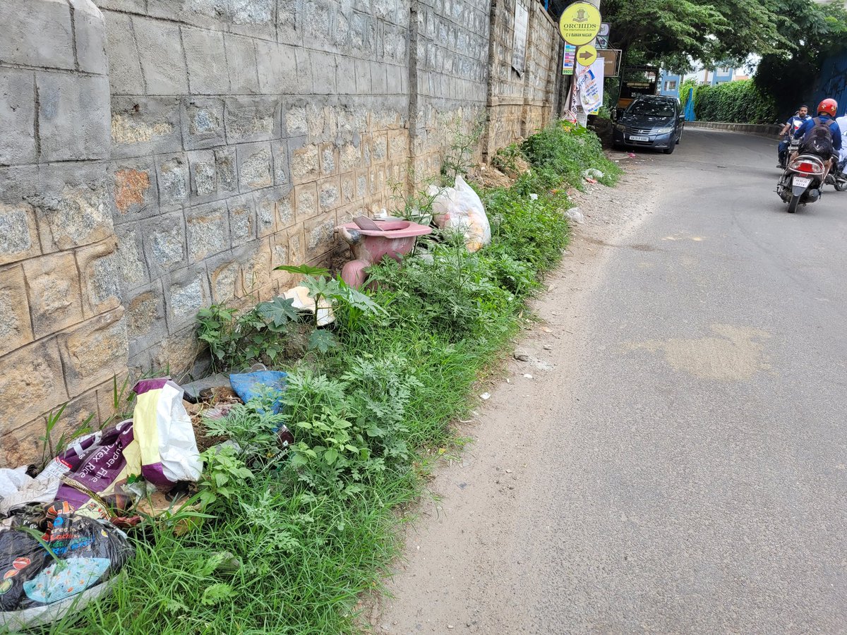 Tripti2060's tweet photo. Irresponsible garbage dumping near Ayappa temple, Jagadish Nagar is a growing nightmare for nearby residents.Stinking smell, burning garbage gases are making healthy living impossible. Kindly look into this issue 🙏 https://t.co/4NHdO36QYA https://t.co/3ye3sENsF3