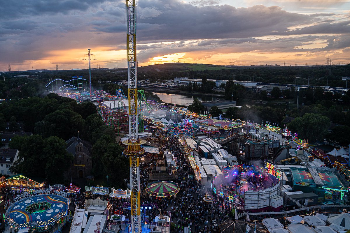 CrangeOffiziell's tweet photo. „Bestes Volksfest im Universum“ 🎪🎡🎢🎠 Mehr zur Bilanz des ersten Wochenendes: https://t.co/4cTdmJYiFv #CrangerKirmes #Crange2023 https://t.co/xU3D3QQGzm