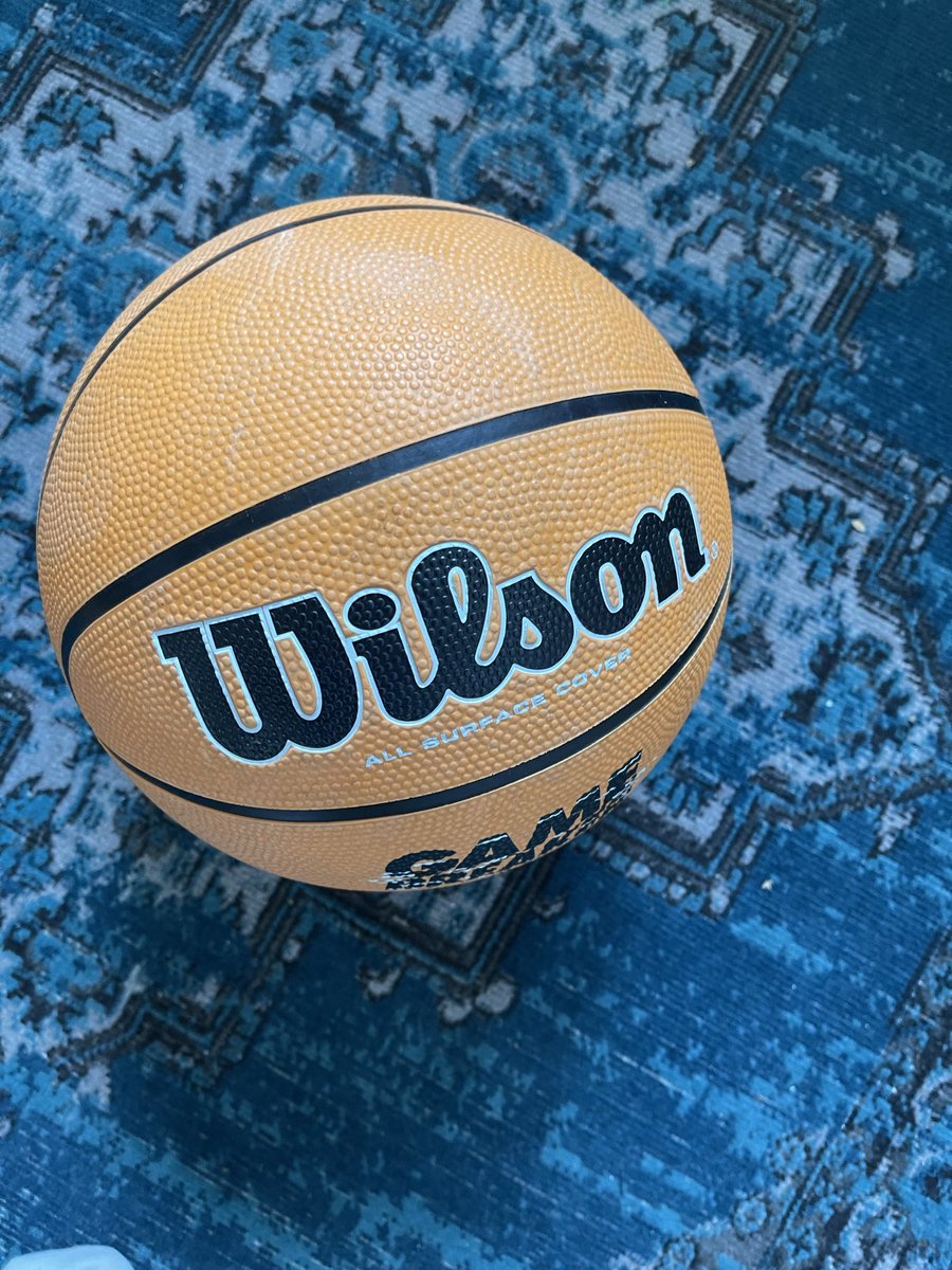 VantonenTuula's tweet image. Tyttärentytär (9 v.) oli viikon korisleirillä Varalassa. Sai nimmarin Edon Maxhunilta. Ja kaiken kruunasi Susijengin voittopeli, jossa Edon mukana. #Susijengi #koris