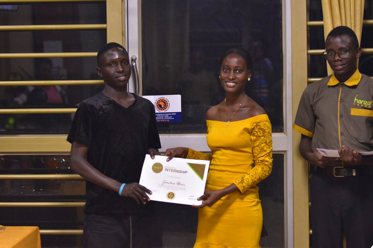 AMBITIOUSGOLDIE's tweet photo. Hanze tours celebrated our students for having done their internship with them and as the information minister of MUBS, I was privileged to attend the event @Hanzetours https://t.co/P14jk5ge6u
