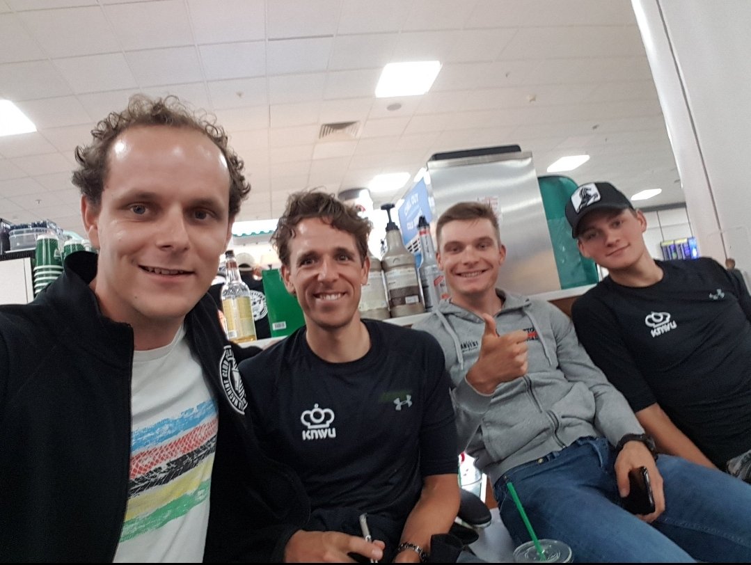 devriesfrans's tweet image. 5 Jaar geleden op het vliegveld van Glasgow, na het EK. Mijn t-shirt blijkt voorspellende capaciteiten te hebben ;) #wkwielrennen #Glasgow2023
