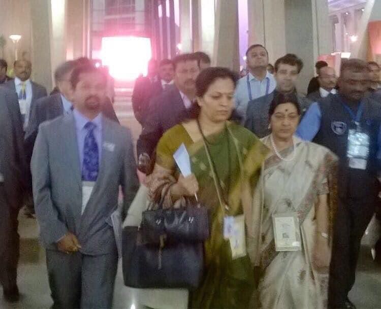 GirishPant_'s tweet photo. Remembering the remarkable legacy of #SushmaSwaraj Ji on her death anniversary. Her indomitable spirit and dedication continue to inspire us all.
#RememberingSushmaJi #InspirationInLegacy #SocialWorker #HumanitarianWorker #India #Bharat #Dubai #UAE #BajrangiBhaijaan #GirishPant https://t.co/0nlec3oJB6