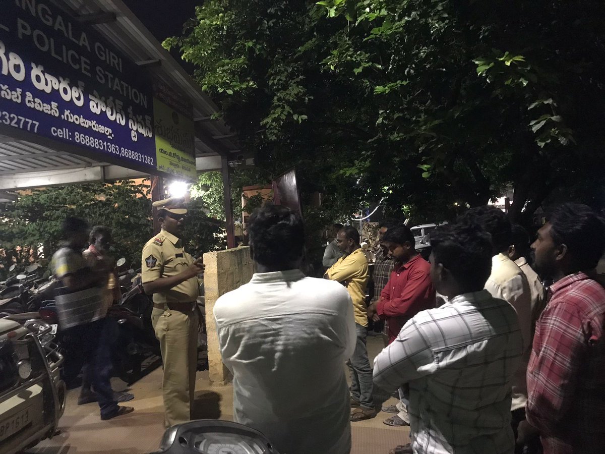 police_guntur's tweet image. గుంటూరు జిల్లా ఎస్పీ శ్రీ ఆరిఫ్ హాఫిజ్ ఐపిఎస్ గారి ఆదేశాలతో జిల్లాలోని అన్ని పోలీస్ స్టేషన్ పరిధిలో రౌడీ లకు కౌన్సిలింగ్ నిర్వహించిన గుంటూరు జిల్లా పోలీసులు.....
@APPOLICE100 
#AndhraPradesh
#RowdySheeter
#councilling
#lawandorder
#APPolice
#guntur