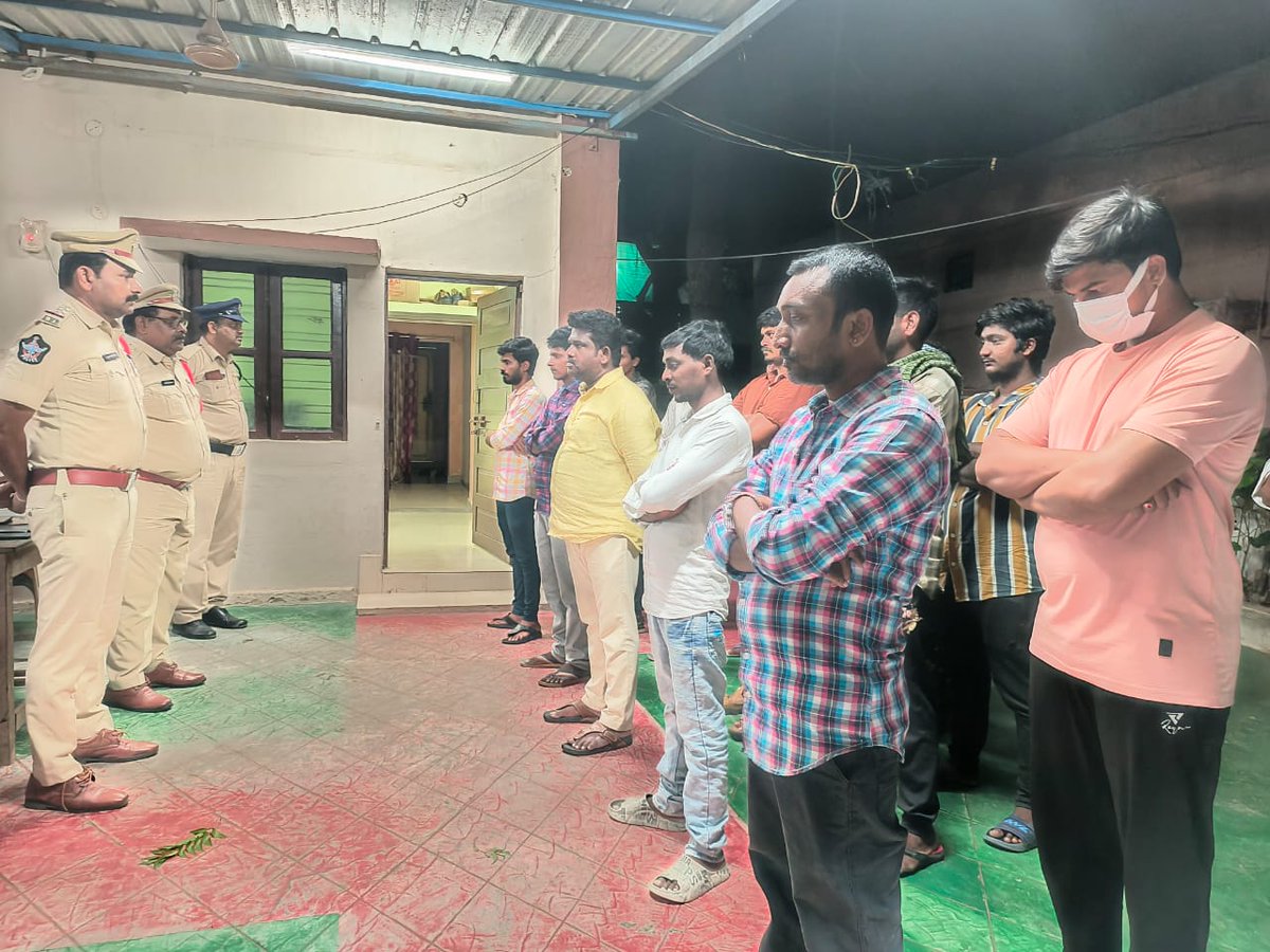 police_guntur's tweet image. గుంటూరు జిల్లా ఎస్పీ శ్రీ ఆరిఫ్ హాఫిజ్ ఐపిఎస్ గారి ఆదేశాలతో జిల్లాలోని అన్ని పోలీస్ స్టేషన్ పరిధిలో రౌడీ లకు కౌన్సిలింగ్ నిర్వహించిన గుంటూరు జిల్లా పోలీసులు.....
@APPOLICE100 
#AndhraPradesh
#RowdySheeter
#councilling
#lawandorder
#APPolice
#guntur