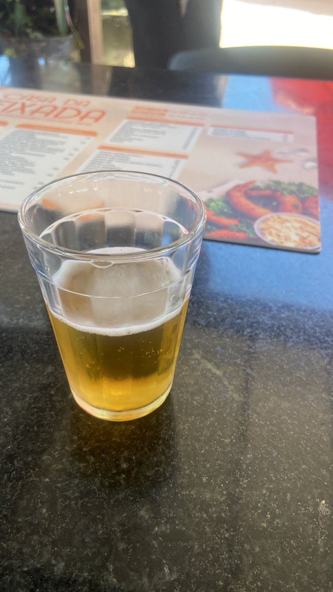 _tamnakeller's tweet image. se tem uma coisa que eu preciso é parar de beber