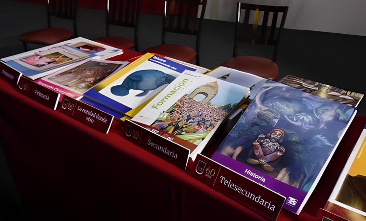 lajornadaonline's tweet photo. La campaña contra #LibrosDeTextoGratuitos es "como volver 60 años atrás".

Sucedió lo mismo en tiempos de López Mateos.
La carga ideológica es inevitable, pero deben predominar la ciencia y el conocimiento: académica.
"Buscan socavar la enseñanza pública".
https://t.co/MStHNub66M https://t.co/flGzwsOsQr