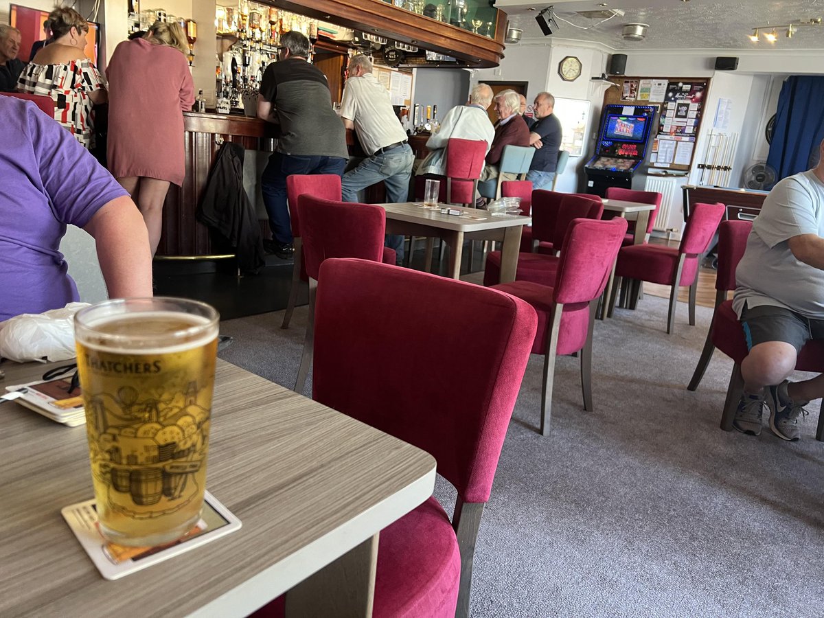 QueuesPub's tweet photo. Look, it's perfectly simple!

Both of these examples are from not overly busy bars. 

You can see in the left photo the correct procedure. In the right, the incorrect procedure... https://t.co/YRkqcSbg3A