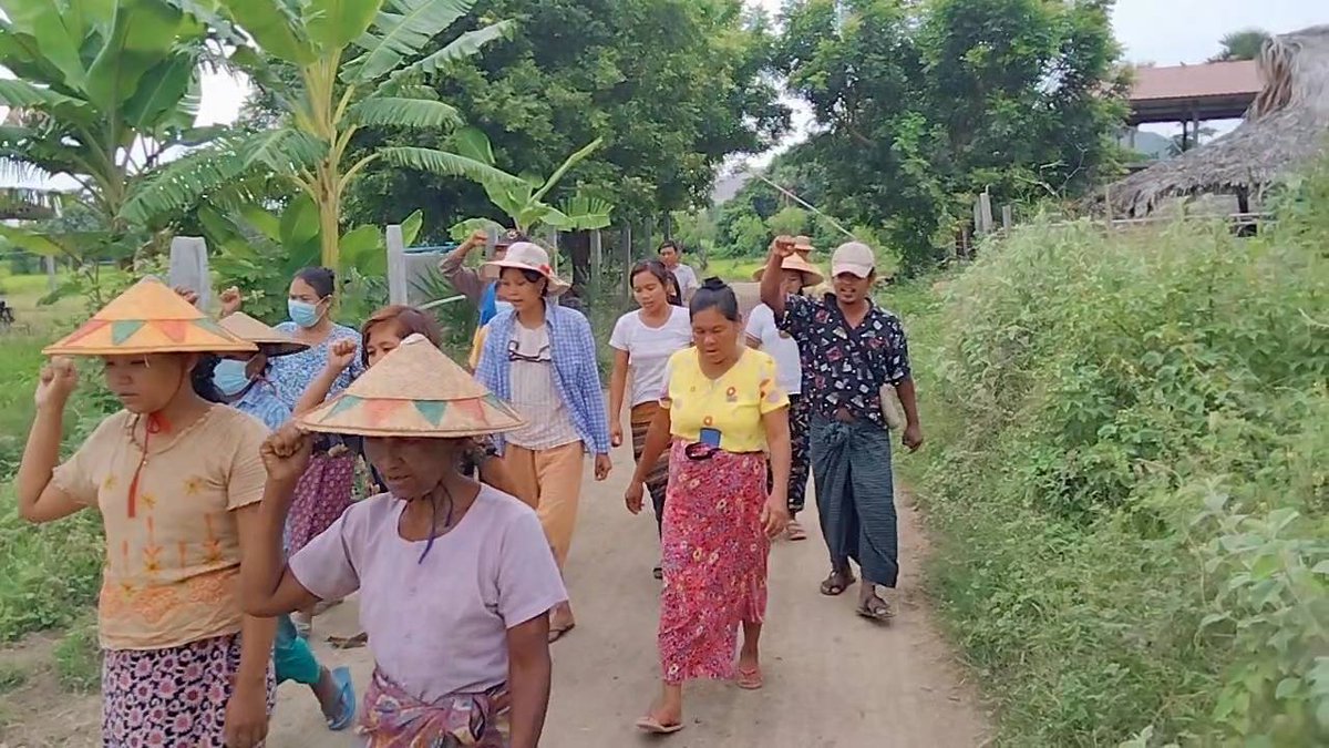 TayzarSan's tweet photo. “ဖက်ဆစ်ဝင်ငွေ ဖြတ်တောက်

ပြည်သူ့ဘဏ္ဍာ တည်ဆောက်”

ဖက်ဆစ်တပ်ရဲ့ ဝင်ငွေစီးပွားမှန်သမျှ ပြည်သူ့အားနဲ့ “ဖြတ်တောက်” ရိုက်ချိုးကြ။

ပြည်သူ့ဘဏ္ဍာစနစ်ကို ခိုင်မာအားကောင်းအောင် “တည်ဆောက်” ပုံဖော်ကြ။

#financial_warfare

#ဖက်ဆစ်ဝင်ငွေဖြတ်တောက်_ပြည်သူ့ဘဏ္ဍာတည်ဆောက်

#WhatsHappeningInMyanmar https://t.co/kxnefYfDe1