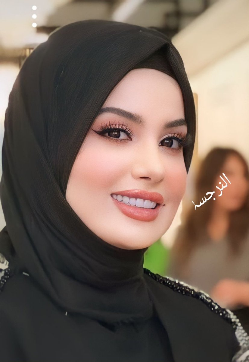 n_rrjs's tweet photo. أيهما أبلغ في الغزل ؟

 قول عنترة : ولقد ذكرتك
 والرماح نواهل مني
 وبيض الهند تقطر من دم
فوددت تقبيل السيوف
 لأنها لمعتْ كبارِقِ ثغرك المتبسم

أم قول المُتنبي 

لا السيف  يفعل بي ما أنتِ
  فاعلة ولا لقاء عدوي
 مثل لقياك لو بات سهم
 من الأعداءِ في كبدي
 ما نال مني ما نالتْه عيناك https://t.co/3JZCQhmCZ0