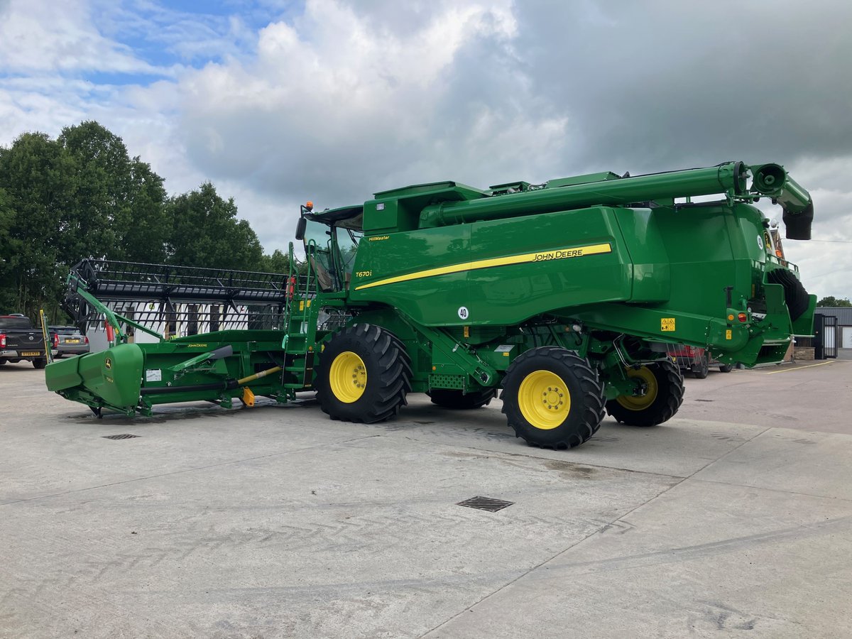 FarolLtd's tweet photo. Our demo T670 hillmaster has landed at our Ashbourne depot, ready for harvest 2023 ๐พ The patented separation system of the T series machine makes it the highest-performing walker machine on the market. Its truly the cream of the crop ๐ #Farol #JohnDeere #Hillmaster https://t.co/KneWmm7vTm