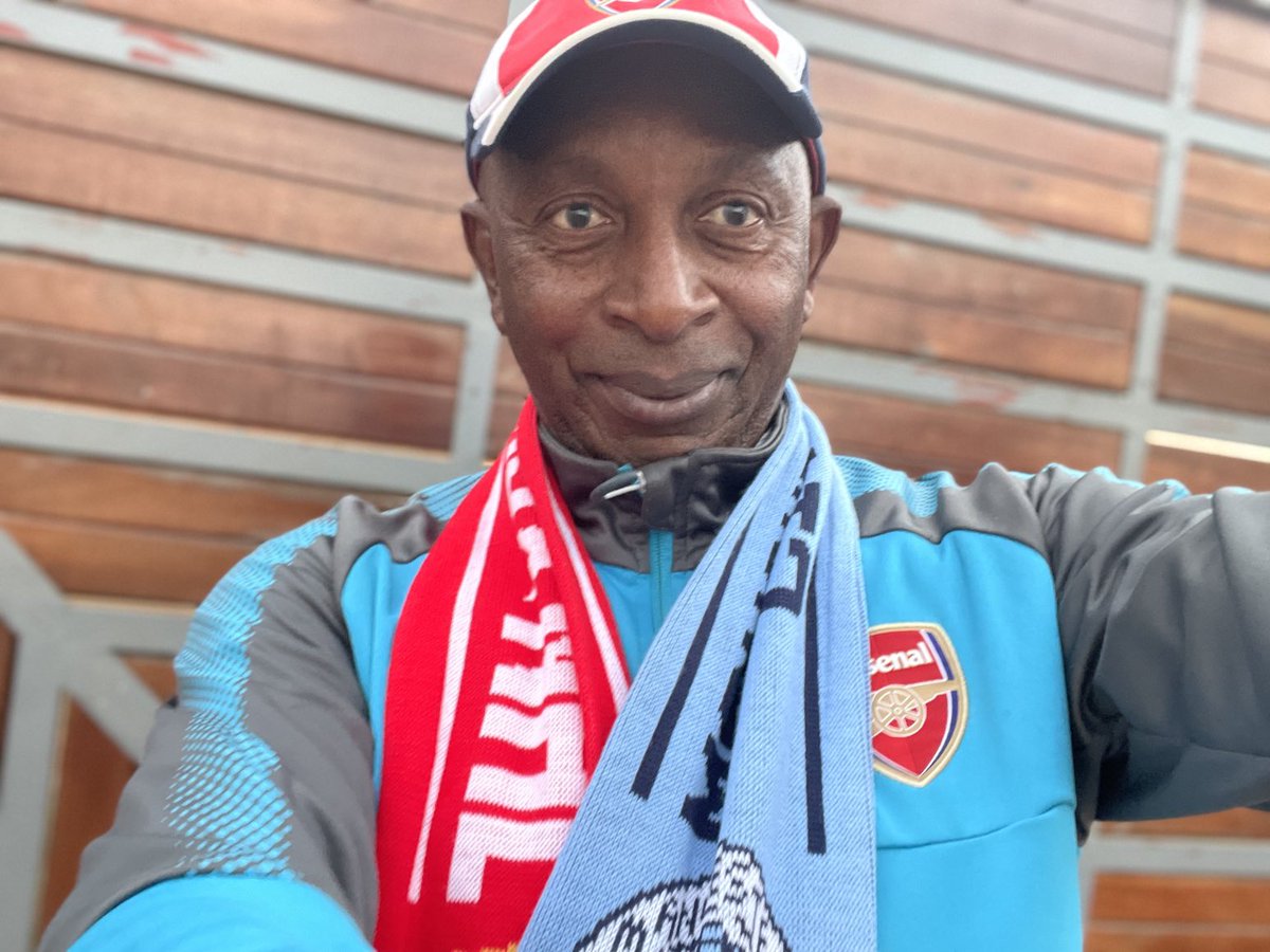 KenaMphonda's tweet photo. I declare my neutrality through the scarf #arsenal #mancity https://t.co/tyAKtzuDTK
