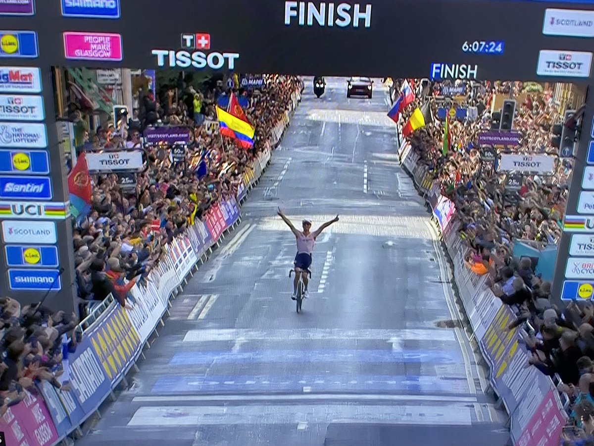 🥇 Milaan - San Remo 🥇 Parijs - Roubaix 🥈 Ronde van Vlaanderen 🏆🌈 WK Veldrijden Hoogerheide En dan nu (38 jaar na Joop) op heroïsche historische wijze: 🏆🌈 WK weg Wat.Een.Jaar!!! Wat.Een.Coureur!!! @mathieuvdpoel #Glasgow2023 #wkwielrennen