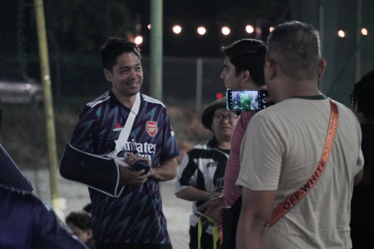 AZAD_AKBAR's tweet photo. Fuhh lama betul tak berpeluh. 

Terima kasih semua yang hadir main bola dengan #TeamAzad tadi.

Terima kasih juga kepada YB Syed Saddiq Syed Abdul Rahman kerana sudi turun padang. 
 
Kempen saya akan diteruskan lagi esok, jumpa korang esok! https://t.co/BphGOZoySA