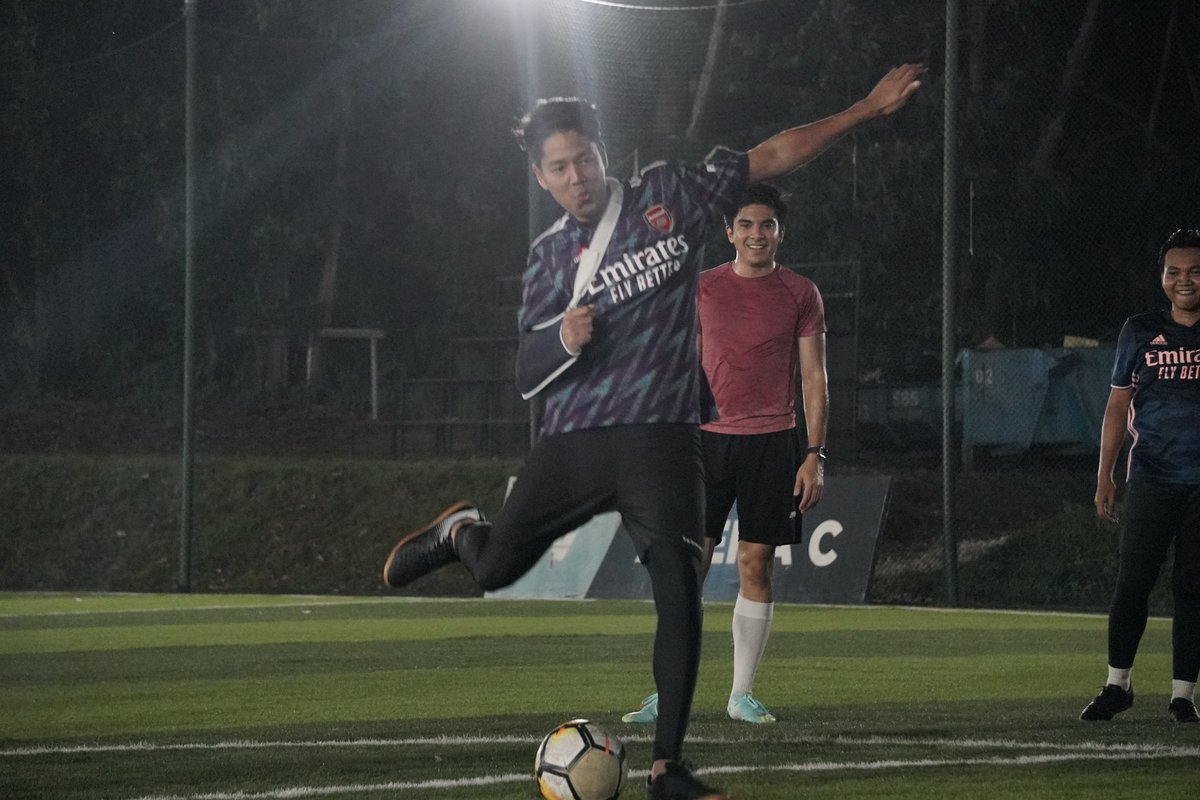 AZAD_AKBAR's tweet photo. Fuhh lama betul tak berpeluh. 

Terima kasih semua yang hadir main bola dengan #TeamAzad tadi.

Terima kasih juga kepada YB Syed Saddiq Syed Abdul Rahman kerana sudi turun padang. 
 
Kempen saya akan diteruskan lagi esok, jumpa korang esok! https://t.co/BphGOZoySA