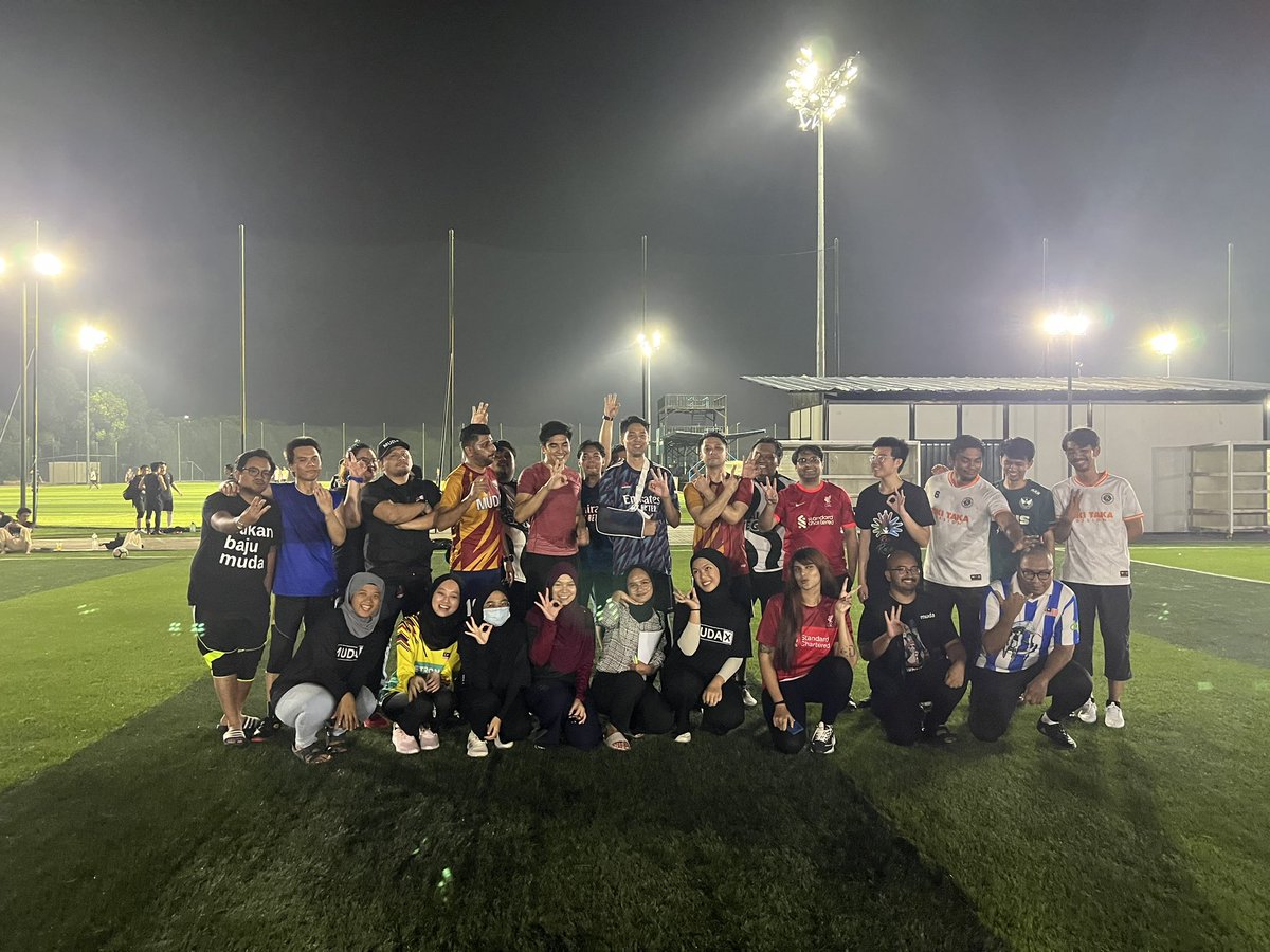 AZAD_AKBAR's tweet photo. Fuhh lama betul tak berpeluh. 

Terima kasih semua yang hadir main bola dengan #TeamAzad tadi.

Terima kasih juga kepada YB Syed Saddiq Syed Abdul Rahman kerana sudi turun padang. 
 
Kempen saya akan diteruskan lagi esok, jumpa korang esok! https://t.co/BphGOZoySA