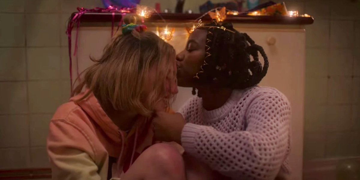 sapphicslike's tweet photo. tara and darcy https://t.co/tF0ziyG1FJ
