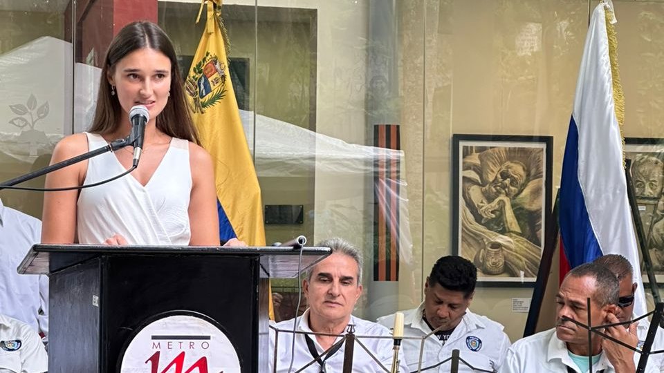 Junto con <a href="/AliErnesto32/">Alí Ernesto Padrón Paredes</a> inauguramos la exposición del artista ruso Gennady Dobrov en la maravillosa Villa Teola en Los Teques. Las obras conmovedoras y testimoniales que nos recuerdan que el fascismo es antihumano. Gracias a @MetroLTe y a la Comunidad Rusa por la oportunidad