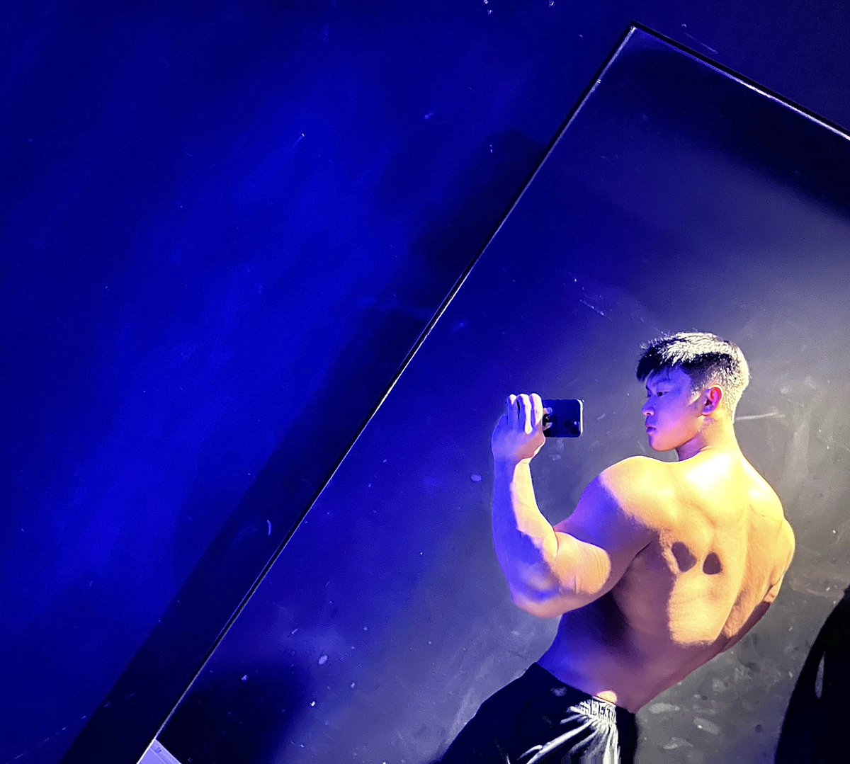 一起在美黑店发生点什么吗