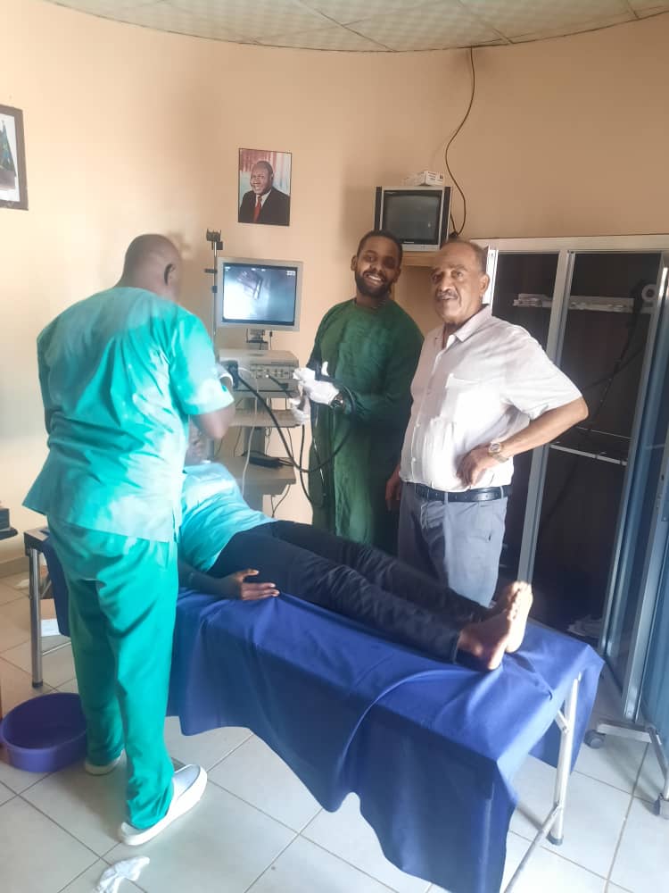 #مالآت_الحرب
بحمد الله وشكره بعد رحلة تلاتة شهور من السودان(الخرطوم-حلفا-كسلا-القضارف) ثم إلي أديس أبابا ثم إلى الجنوب الحبيب(جوبا). 
 اليوم قمت بعمل أول منظار تشخيصي لمريض عشريني في South Sudan Hospital.
وبحضور البروف أستاذي الوالد د. عصام فرح نسأل الله التوفيق والشفاء للمريض.