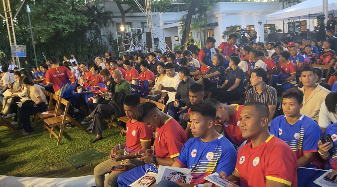 jmesantos's tweet photo. 300 Pilipinong atleta ang imbitado para manuod ng Konsyerto sa Palasyo-alay sa kanilang dedikasyon at pagmamahal para sa bayan.
Present si Pang.Bongbong Marcos, Firstlady Liza Araneta-Marcos. 
Dumalo rin sa concert si dating Sen. Manny Pacquiao. @gmanewsbreaking @gmanews @dzbb https://t.co/DMJUWbsKzG
