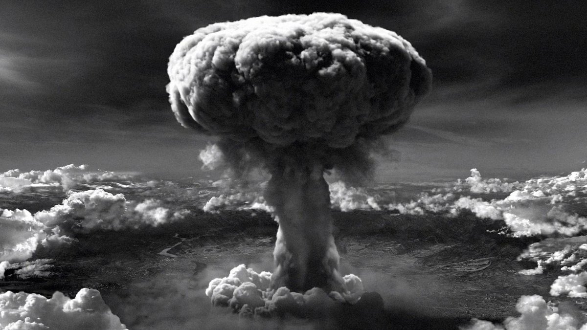 El 6 de agosto de 1945 EEUU lanzó como mensaje de nuevo imperio mundial la primera bomba atómica sobre la ciudad de Hiroshima donde se calcula que murieron al momento 80.000 japoneses y 50.000 los días posteriores. Un crimen de guerra sin juicio, sin memoria histórica, sin perdón