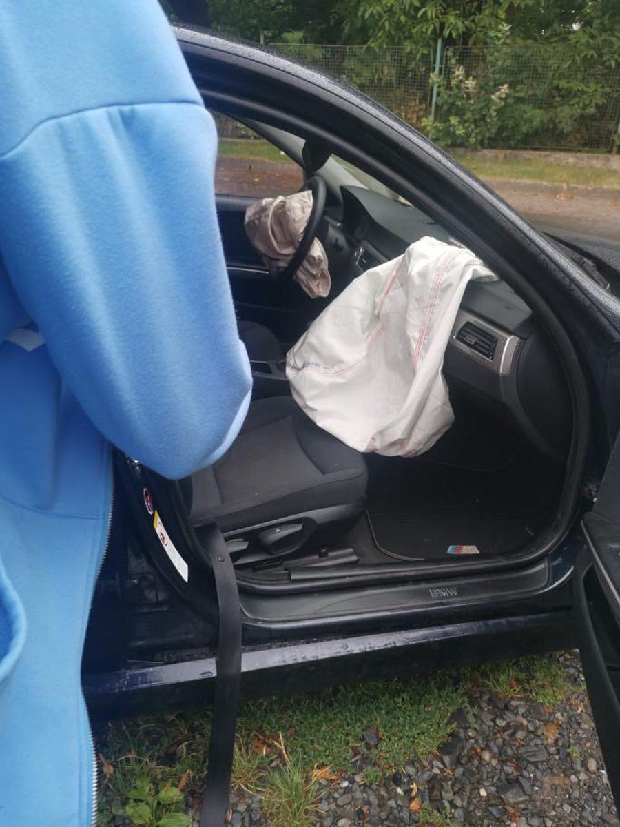 PrasekPetr's tweet photo. @FJXSU @funnywrenny My homie bought a RWD BMW, he indeed didnt know how to drive a RWD BMW. https://t.co/x4XrOCHbHk