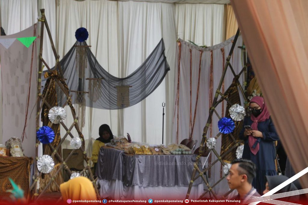 PemkabPemalang's tweet photo. Plt Bupati Pemalang Mansur Hidayat yang diwakili Camat Pemalang buka Expo UNNES Giat 5 Kecamatan Pemalang Tahun 2023 di Lapangan Mulyoharjo, Minggu (6/8/2023). 

Mengusung tema "UMKM Desa Kreatif Inovatif" acara tersebut dibuka dengan ditandai Pemukulan Gong. https://t.co/CiXqCnqp05