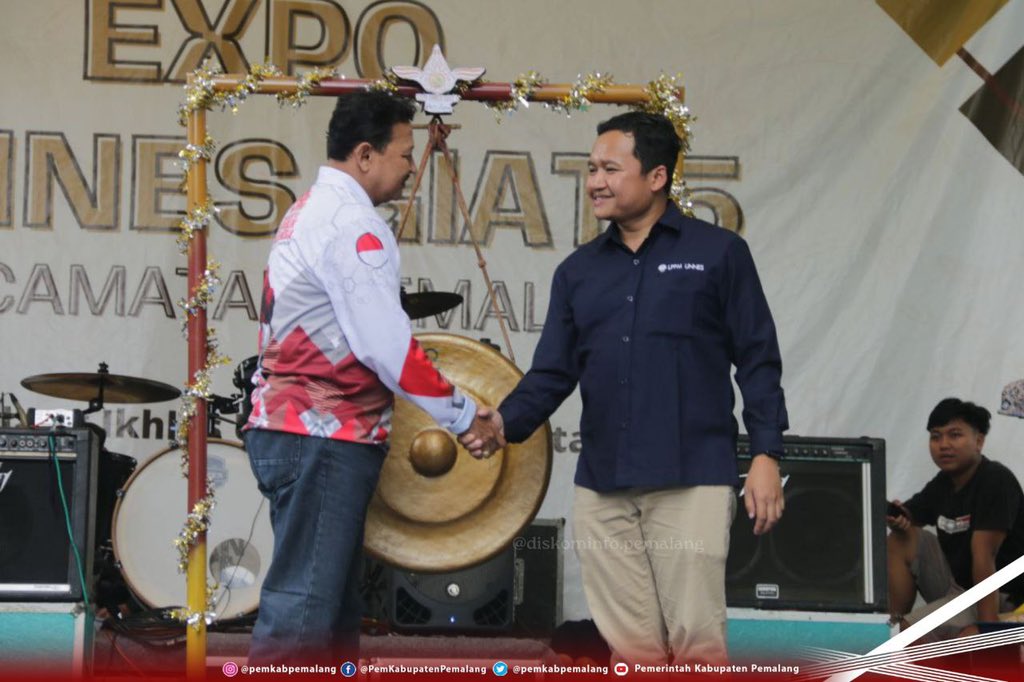 PemkabPemalang's tweet photo. Plt Bupati Pemalang Mansur Hidayat yang diwakili Camat Pemalang buka Expo UNNES Giat 5 Kecamatan Pemalang Tahun 2023 di Lapangan Mulyoharjo, Minggu (6/8/2023). 

Mengusung tema "UMKM Desa Kreatif Inovatif" acara tersebut dibuka dengan ditandai Pemukulan Gong. https://t.co/CiXqCnqp05