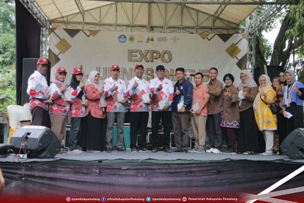 PemkabPemalang's tweet photo. Plt Bupati Pemalang Mansur Hidayat yang diwakili Camat Pemalang buka Expo UNNES Giat 5 Kecamatan Pemalang Tahun 2023 di Lapangan Mulyoharjo, Minggu (6/8/2023). 

Mengusung tema "UMKM Desa Kreatif Inovatif" acara tersebut dibuka dengan ditandai Pemukulan Gong. https://t.co/CiXqCnqp05